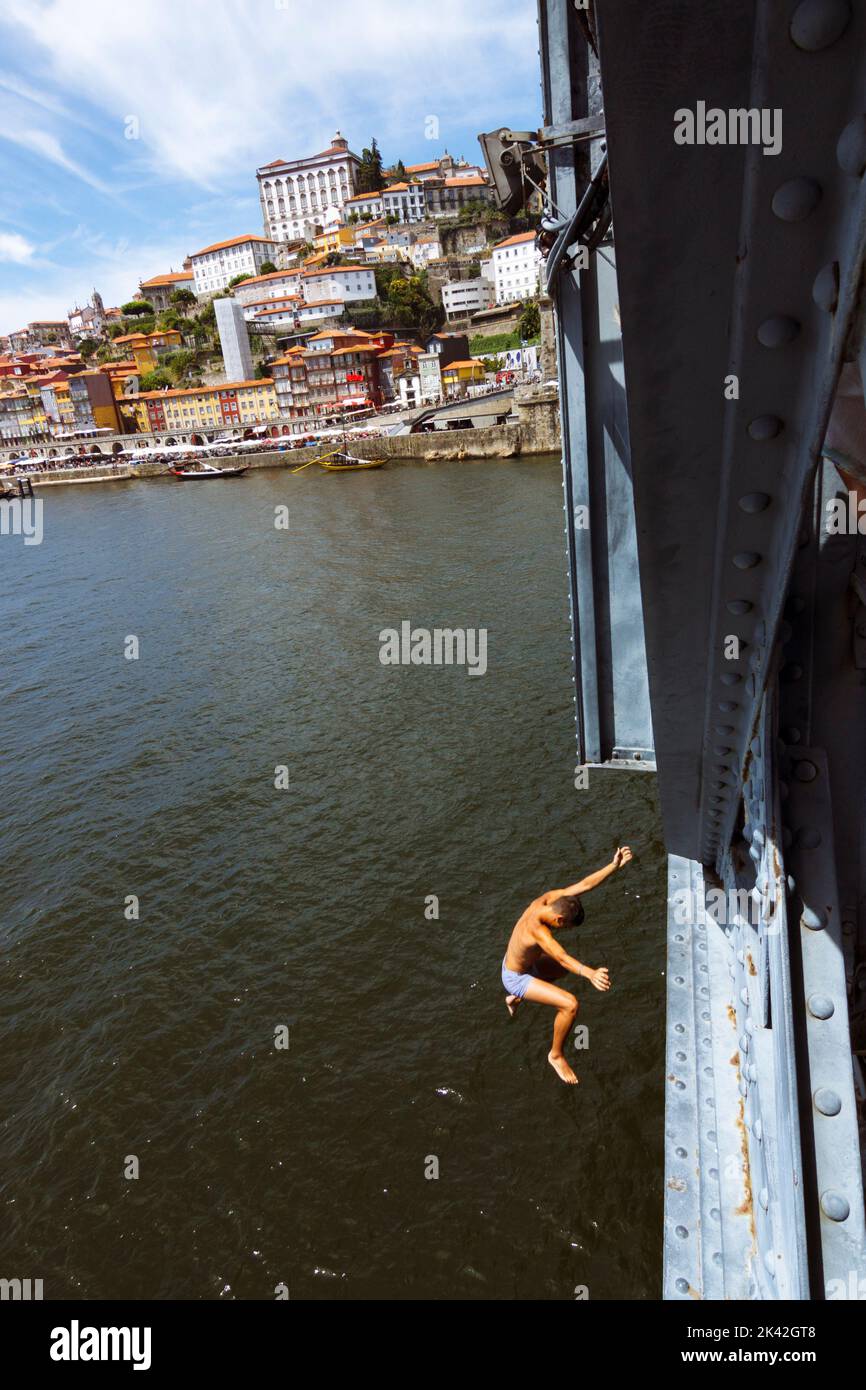 Porto, Portogallo : Un giovane salto al fiume Douro dal ponte Dom Luis I. Foto Stock