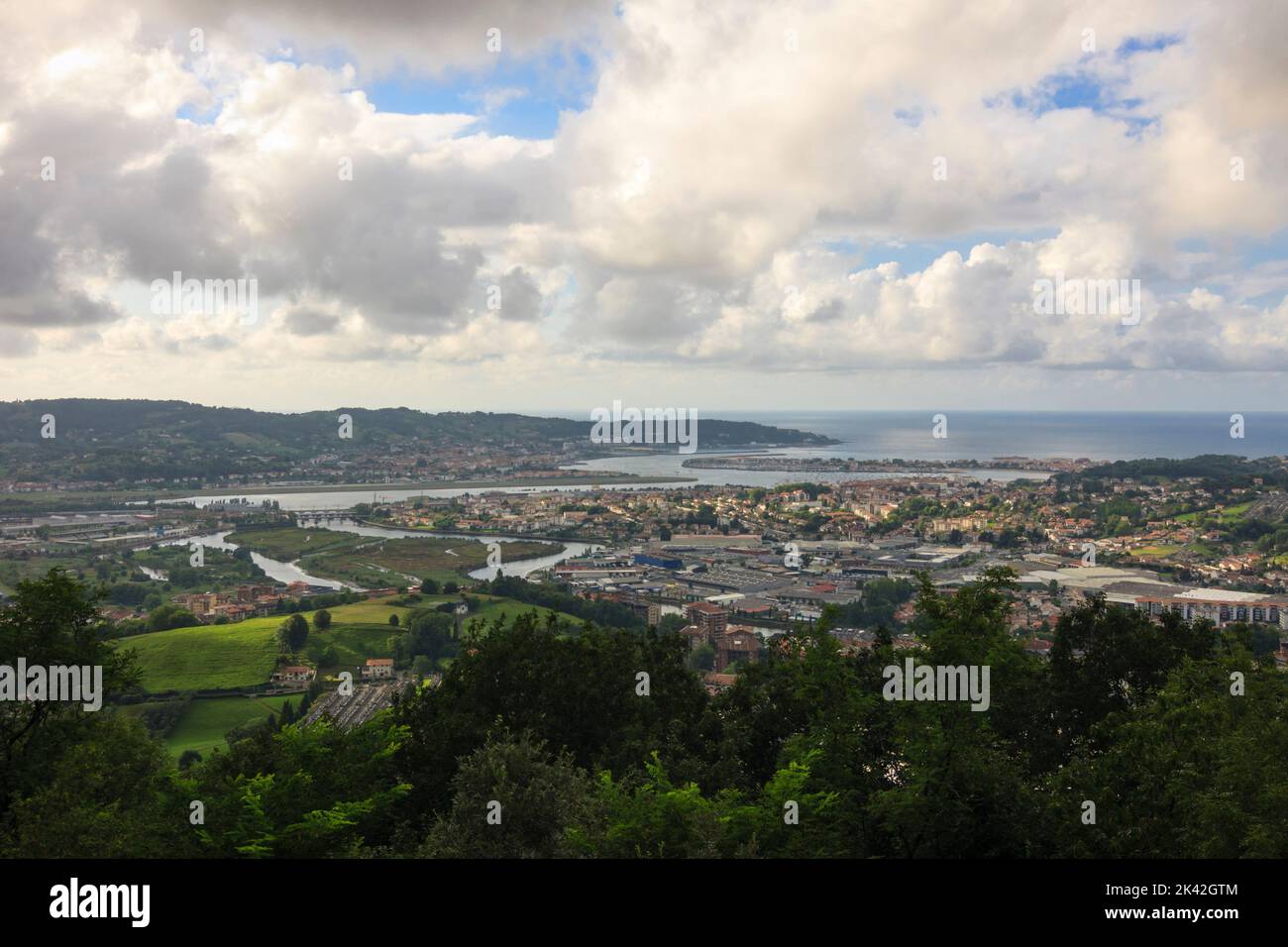 Irun, Paesi Baschi, Spagna : Panoramica della baia di Txingudi betwen Spagna e Francia. Foto Stock