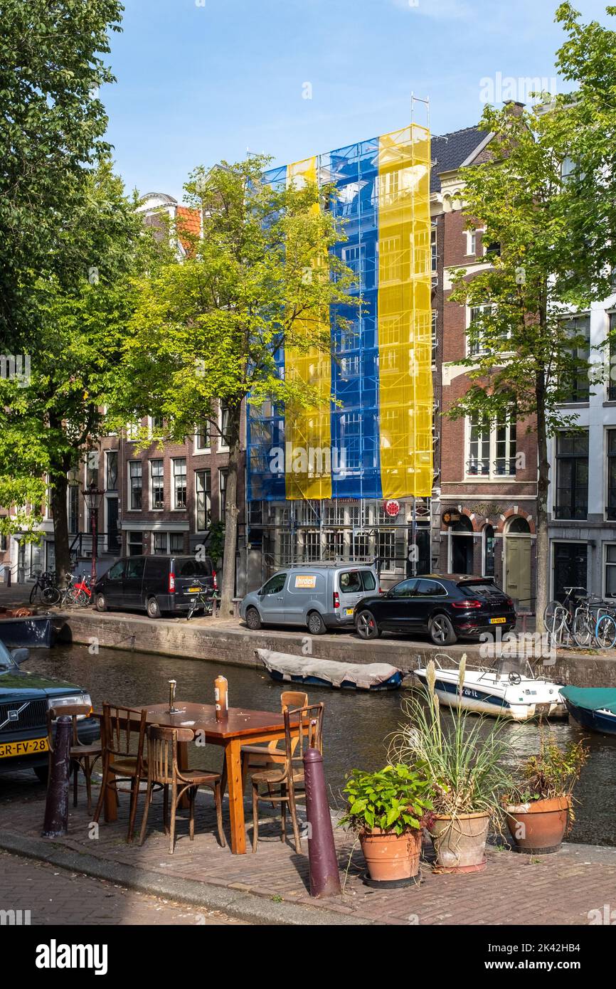 Tenda per ponteggi nei colori della bandiera Ucraina - Amsterdam, Paesi Bassi Foto Stock