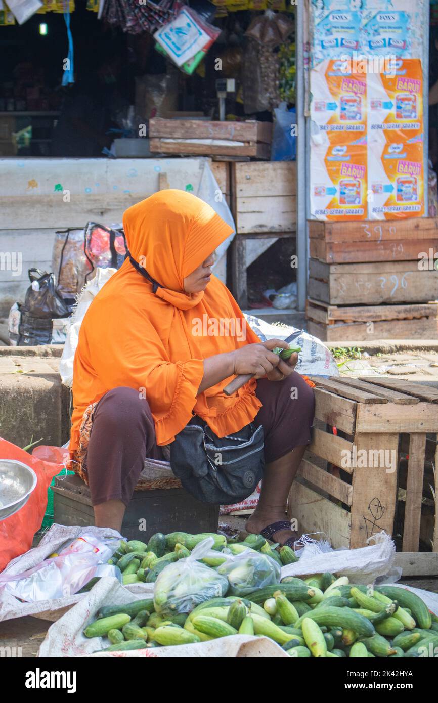 Pandeglang, Banten, Indonesia - 15 novembre 2020 : una madre che sta cercando una fortuna che vende le verdure nei mercati tradizionali o comunemente chiamato Foto Stock