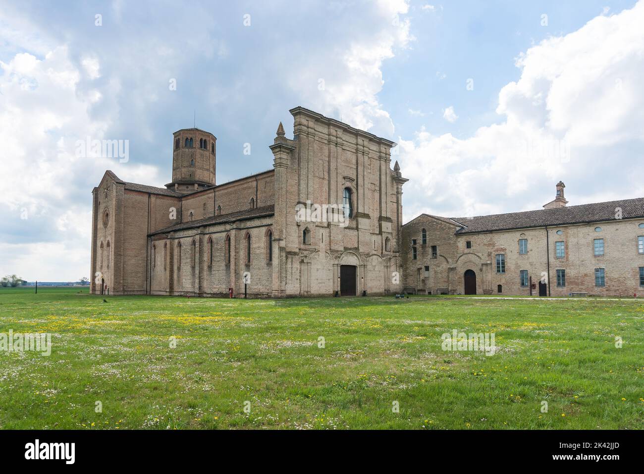 Parma, 3 aprile 2022: Vista dell'abbazia di Valserena nei pressi di Parma durante una giornata di sole. Foto Stock