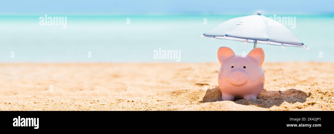 Piggy Bank sulla spiaggia con ombrello. 401k ritirare denaro Foto Stock