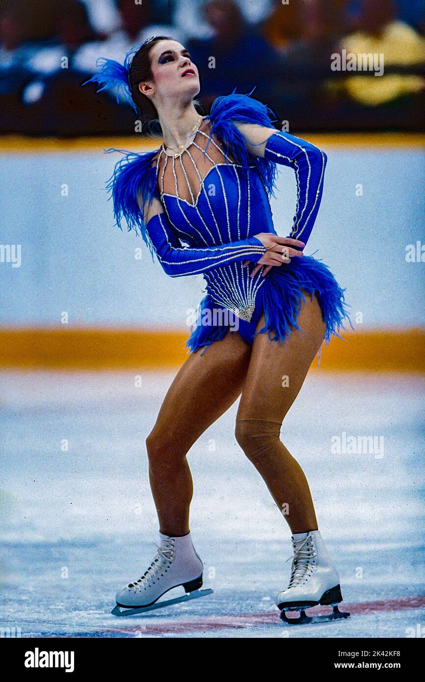 Katarina Witt (GDR) medaglia d'oro e campione olimpico in gara nel programma breve di pattinaggio femminile ai Giochi Olimpici invernali del 1988. Foto Stock