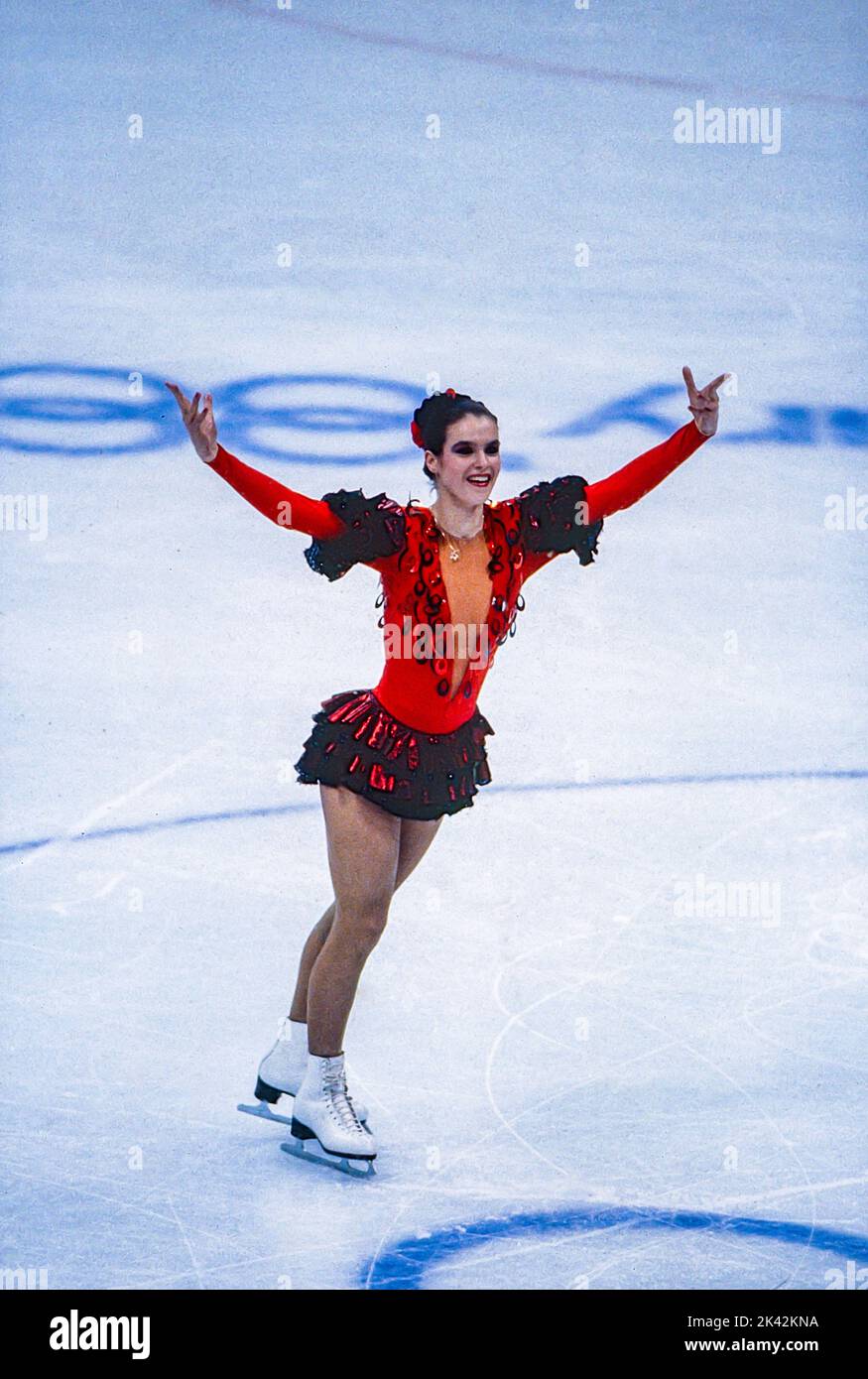 Katarina Witt (GDR) medaglia d'oro e campione olimpico in gara nella Ladies Figure Skating Free Skate ai Giochi Olimpici invernali del 1988. Foto Stock