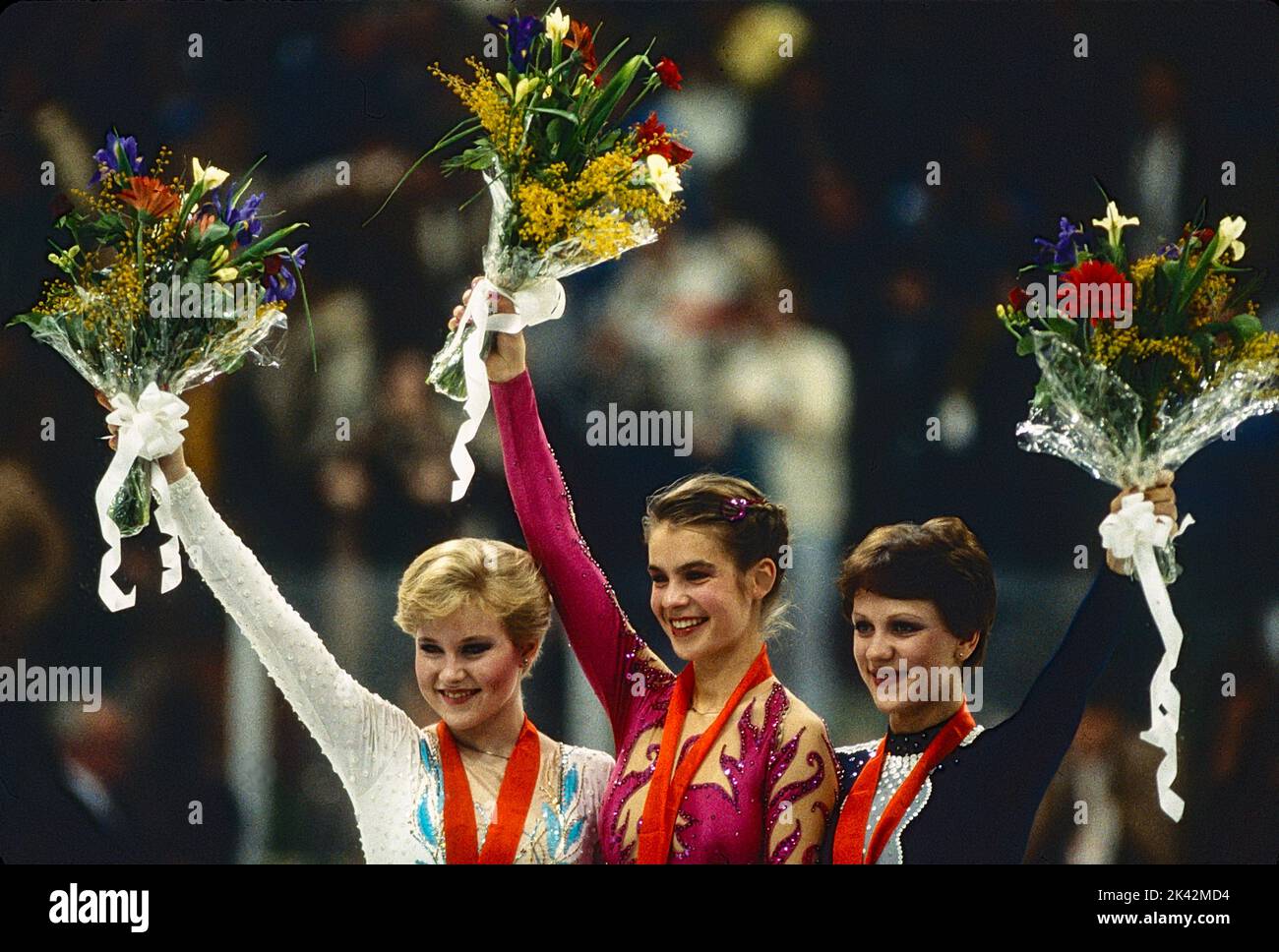 L-R Rosalynn Sumners (USA),Katarina Witt (GDR), Kira Ivanova (URS) Fight Skating Ladies' singles medaglia alle Olimpiadi invernali del 1984. Foto Stock