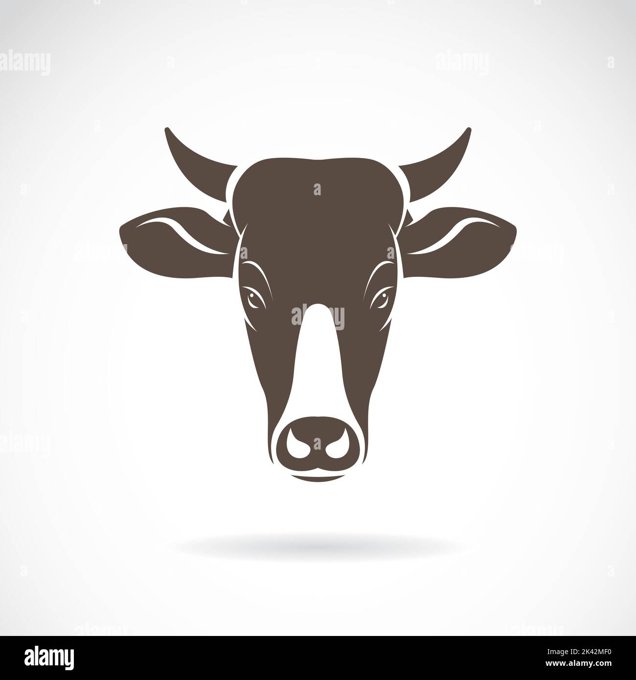 Immagine vettoriale di una testa di vacca su sfondo bianco. Illustrazione vettoriale a livelli facilmente modificabile. Animali. Illustrazione Vettoriale