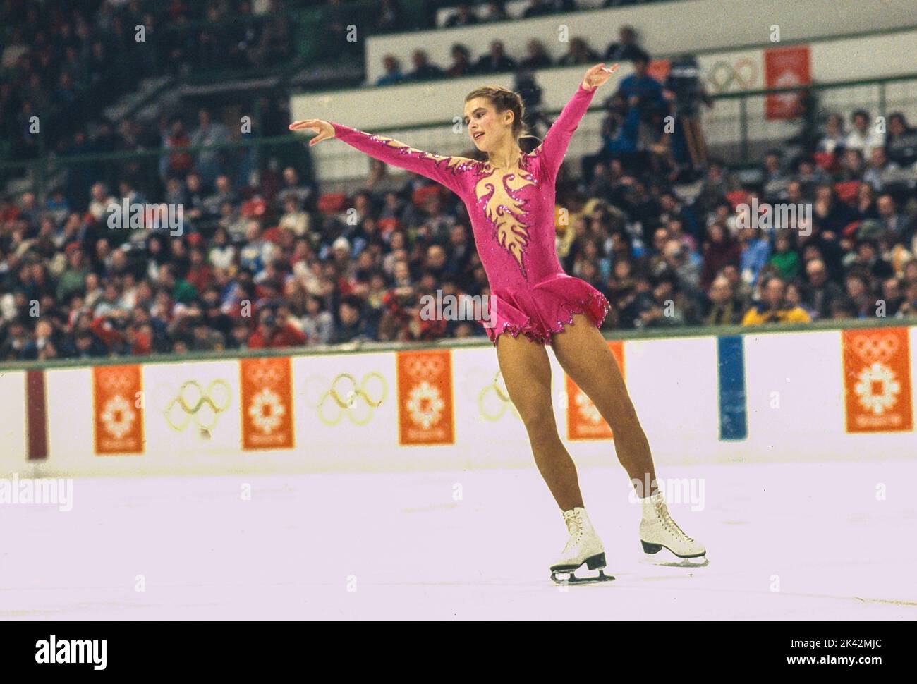 Katarina Witt (GDR) medaglia d'oro e campione olimpico in gara nella Ladies Figure Skating Free Skate ai Giochi Olimpici invernali del 1984. Foto Stock