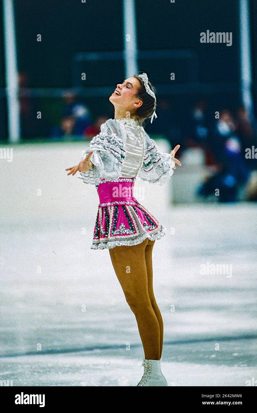 Katarina Witt (GDR) medaglia d'oro e campione olimpico in gara nel programma Short di pattinaggio femminile ai Giochi Olimpici invernali del 1984. Foto Stock