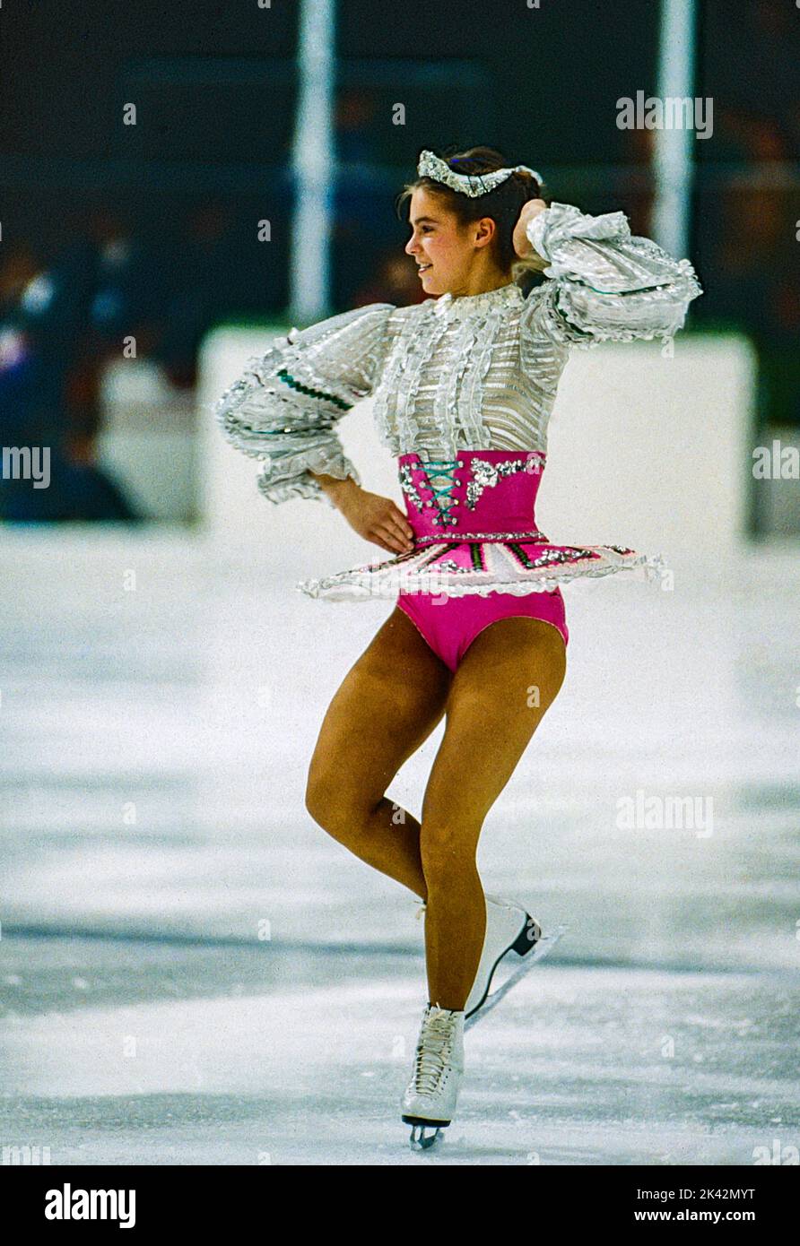 Katarina Witt (GDR) medaglia d'oro e campione olimpico in gara nel programma Short di pattinaggio femminile ai Giochi Olimpici invernali del 1984. Foto Stock