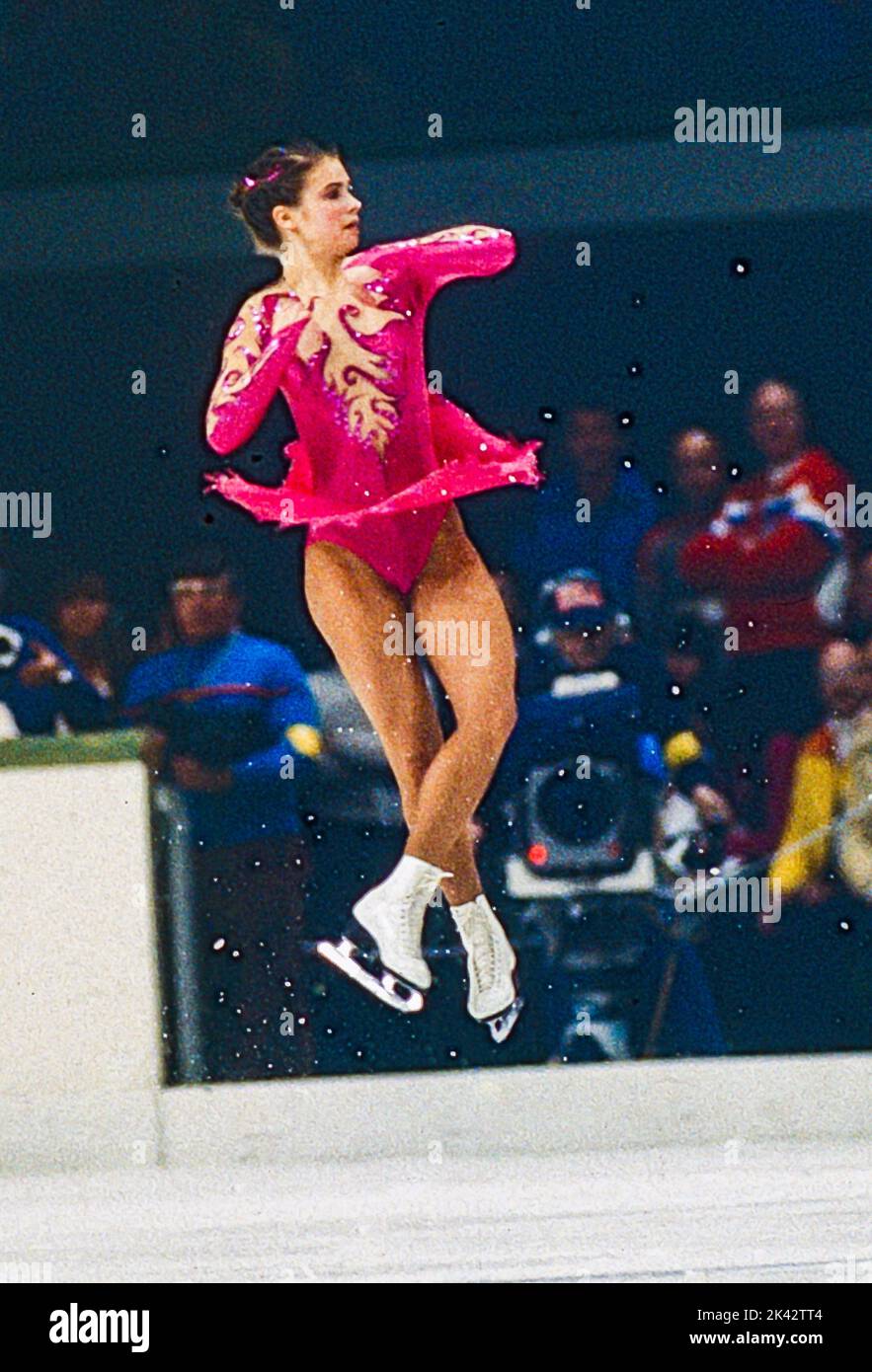 Katarina Witt (GDR) medaglia d'oro e campione olimpico in gara nella Ladies Figure Skating Free Skate ai Giochi Olimpici invernali del 1984. Foto Stock