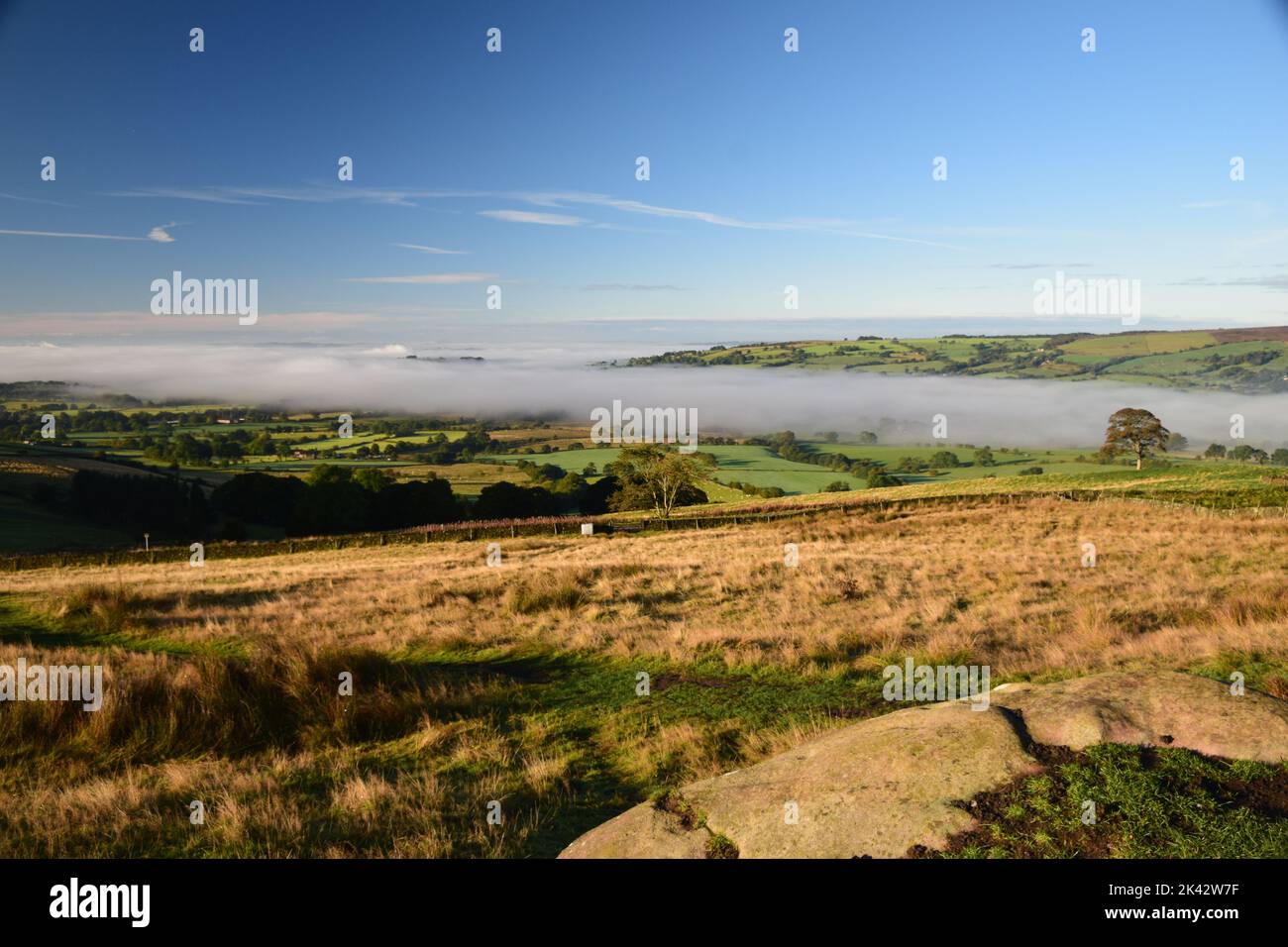 Il cielo blu e la luce del sole bagnavano le rocce di Roaches e la campagna circostante del Peak District in una bella mattinata di settembre. Foto Stock