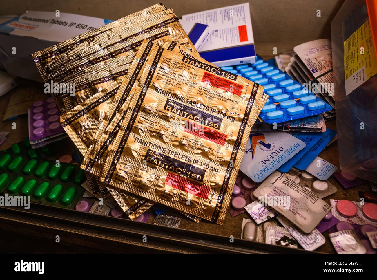Il Ministero della Salute indiano ha rimosso il sale antacidico popolare Ranitidina dalla lista nazionale dei medicinali essenziali (NLEM) su cancro-causando impurità N-nitrosodimetilammina (NDMA) preoccupazioni. Ranitidina è popolarmente venduto sotto il marchio Rantac ed è l'antiacido più comunemente prescritto per acidità e problemi di mal di stomaco in India. Tehatta, Bengala Occidentale; India. Foto Stock