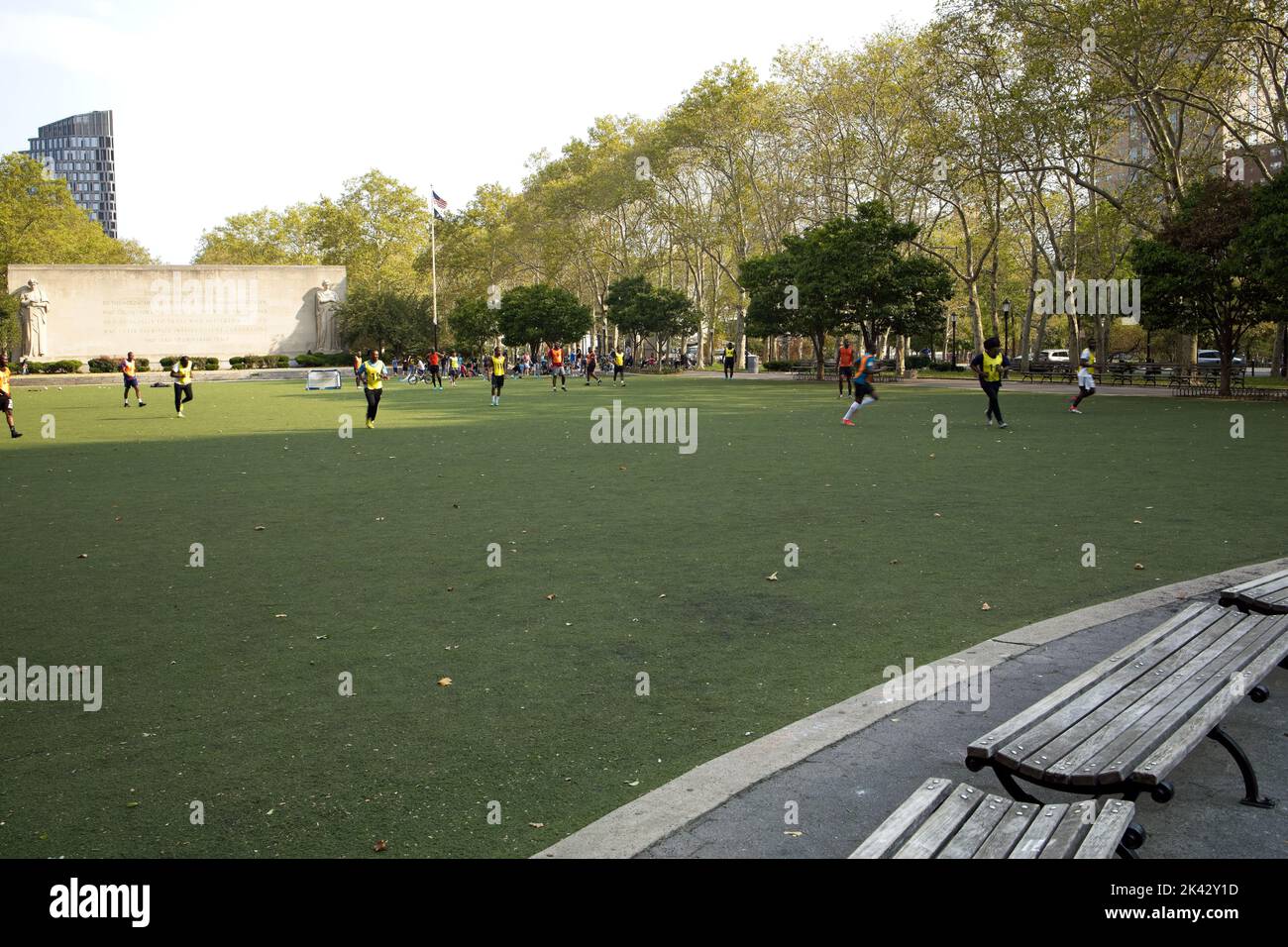 Brooklyn, NY, USA - 29 settembre 2022: Giocatori di calcio al Cadman Plaza Park in un giorno di caduta al mattino presto. Foto Stock