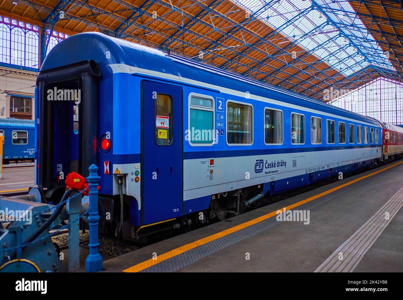BUDAPEST, UNGHERIA - 4 MARZO 2022: Treno passeggeri ceco sulla piattaforma della stazione ferroviaria Nyugati, il 4 marzo a Budapest, Ungheria Foto Stock