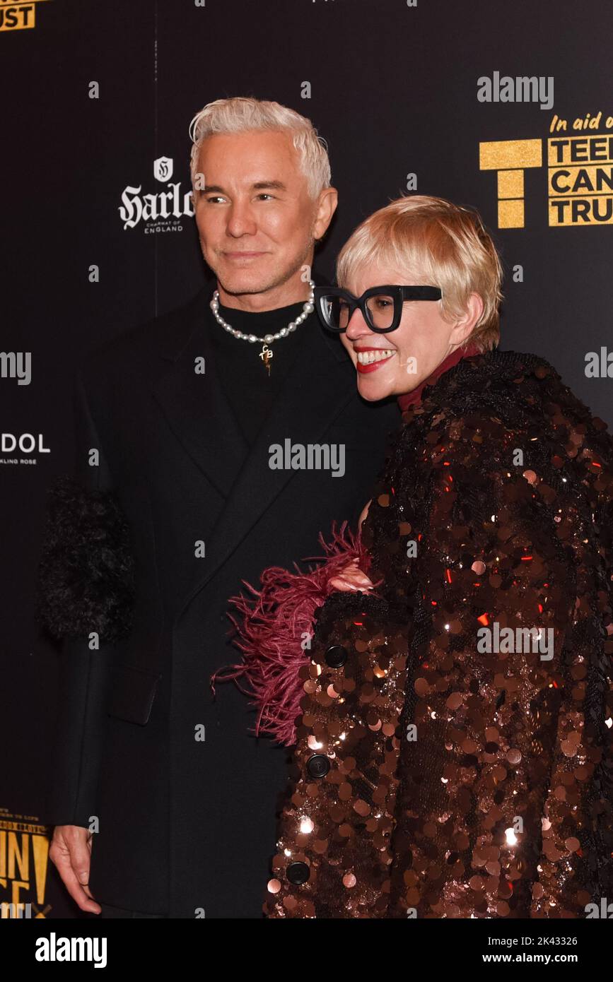 Londra, 29 settembre 2022, Baz Luhrmann e Catherine Martin in arrivo per lo spettacolo di gala del Moulin Rouge al Piccadilly Theatre in aiuto di Teenage Cancer Trust, Lou Morris Photography/Alamy Live News Foto Stock