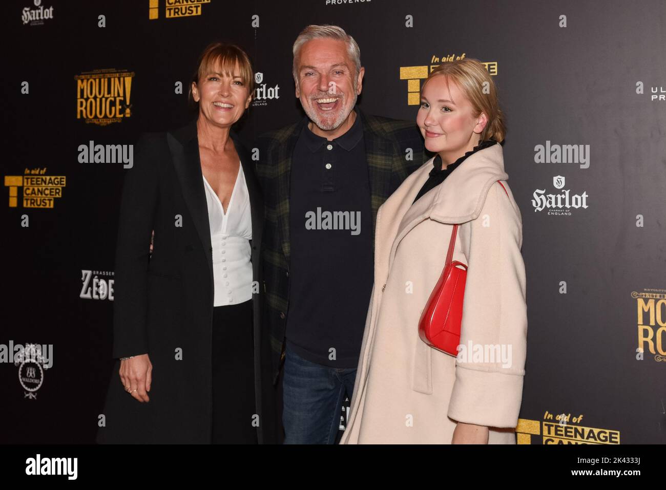 Londra, 29 settembre 2022, Brian Conley (Centro) con la moglie Anne-Marie Conley (sinistra) e la figlia Amy Conley in arrivo per la performance di gala del Moulin Rouge al Piccadilly Theatre in aiuto di Teenage Cancer Trust, Lou Morris Photography/Alamy Live News Foto Stock