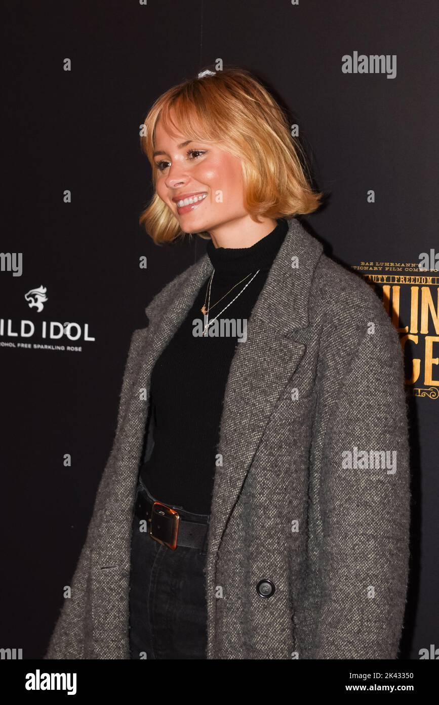 Londra, 29 settembre 2022, Nina Nesbitt arriva per la performance di gala del Moulin Rouge al Piccadilly Theatre in aiuto di Teenage Cancer Trust, Lou Morris Photography/Alamy Live News Foto Stock