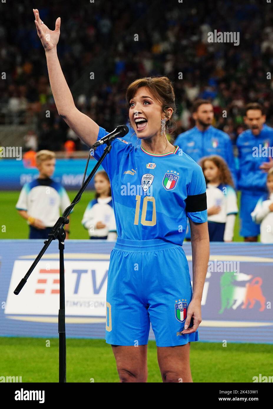 Il cantante lirico Carly Paoli in una divisa italiana completa per l'inno nazionale italiano prima della UEFA Nations League Group C Match allo stadio di San Siro, Italia. Data immagine: Venerdì 23 settembre 2022. Foto Stock
