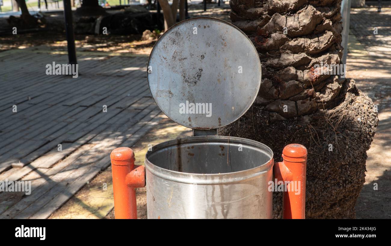 Rifiuti all'aperto può, cestino può Foto Stock