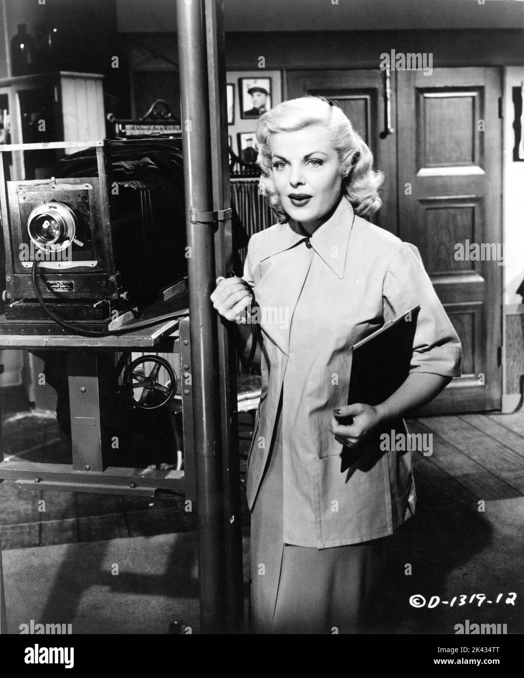 CLEO MOORE nel 1956, il regista SOVRAESPOSTO LEWIS SEILER, si occupa della Jean Louis Columbia Pictures Foto Stock