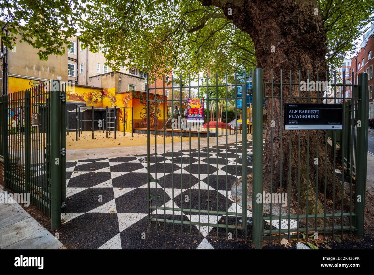 Alf Barrett Playground Holborn London, post WW2 Pocket Park ristrutturato nel 2022. Precedentemente conosciuto come il parco giochi Old Gloucester Street. Foto Stock