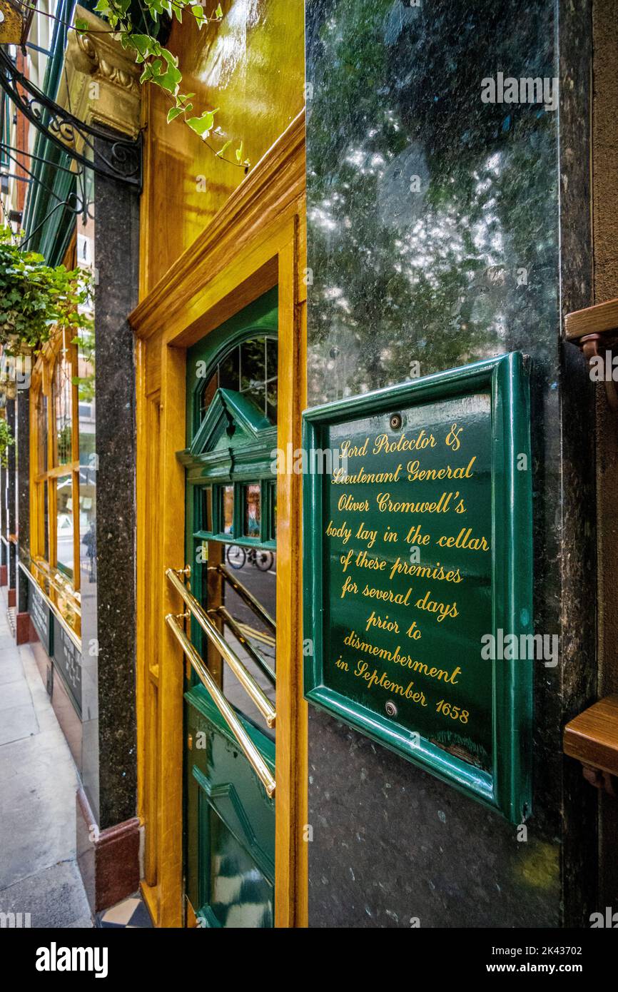 Old Red Lion Pub, Holborn, Londra. Pub londinese dove, secondo la leggenda, i corpi di Oliver Cromwell e dei suoi compagni Roundheads sono stati conservati nel 1660. Foto Stock