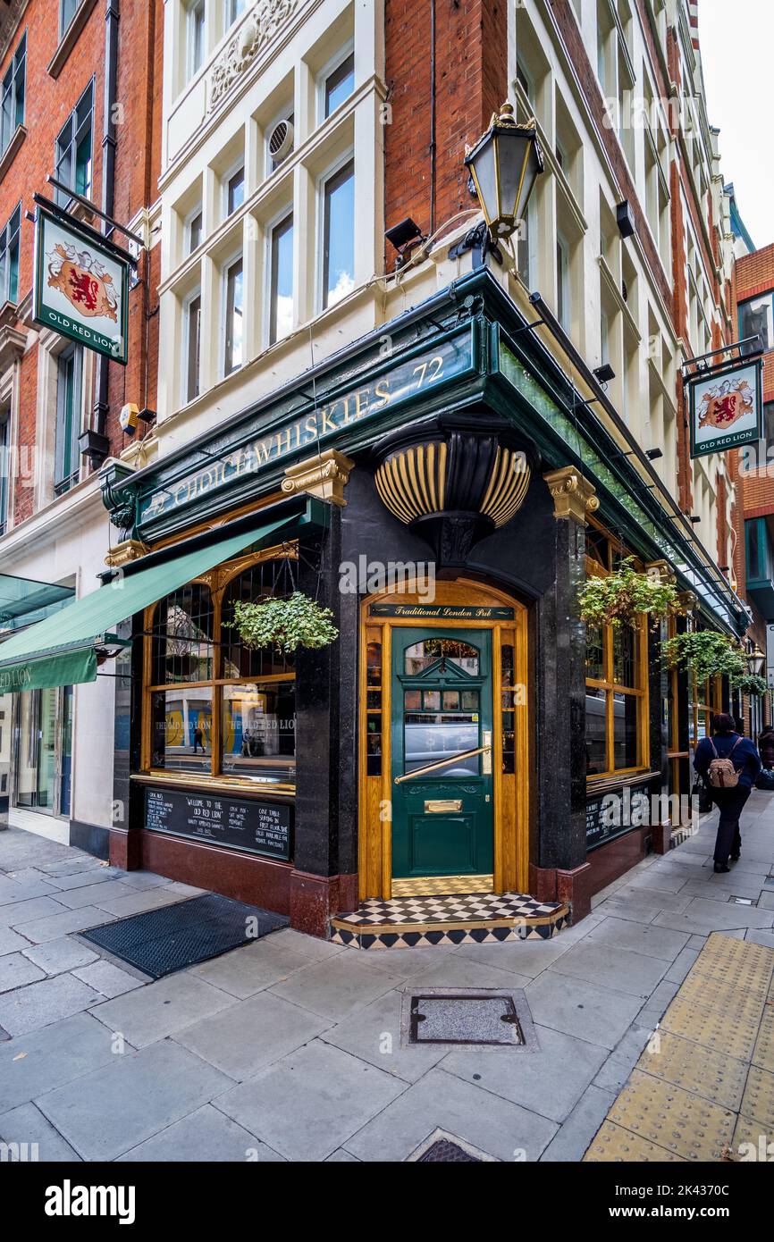 Old Red Lion Pub, Holborn, Londra. Pub londinese dove, secondo la leggenda, i corpi di Oliver Cromwell e dei suoi compagni Roundheads sono stati conservati nel 1660. Foto Stock