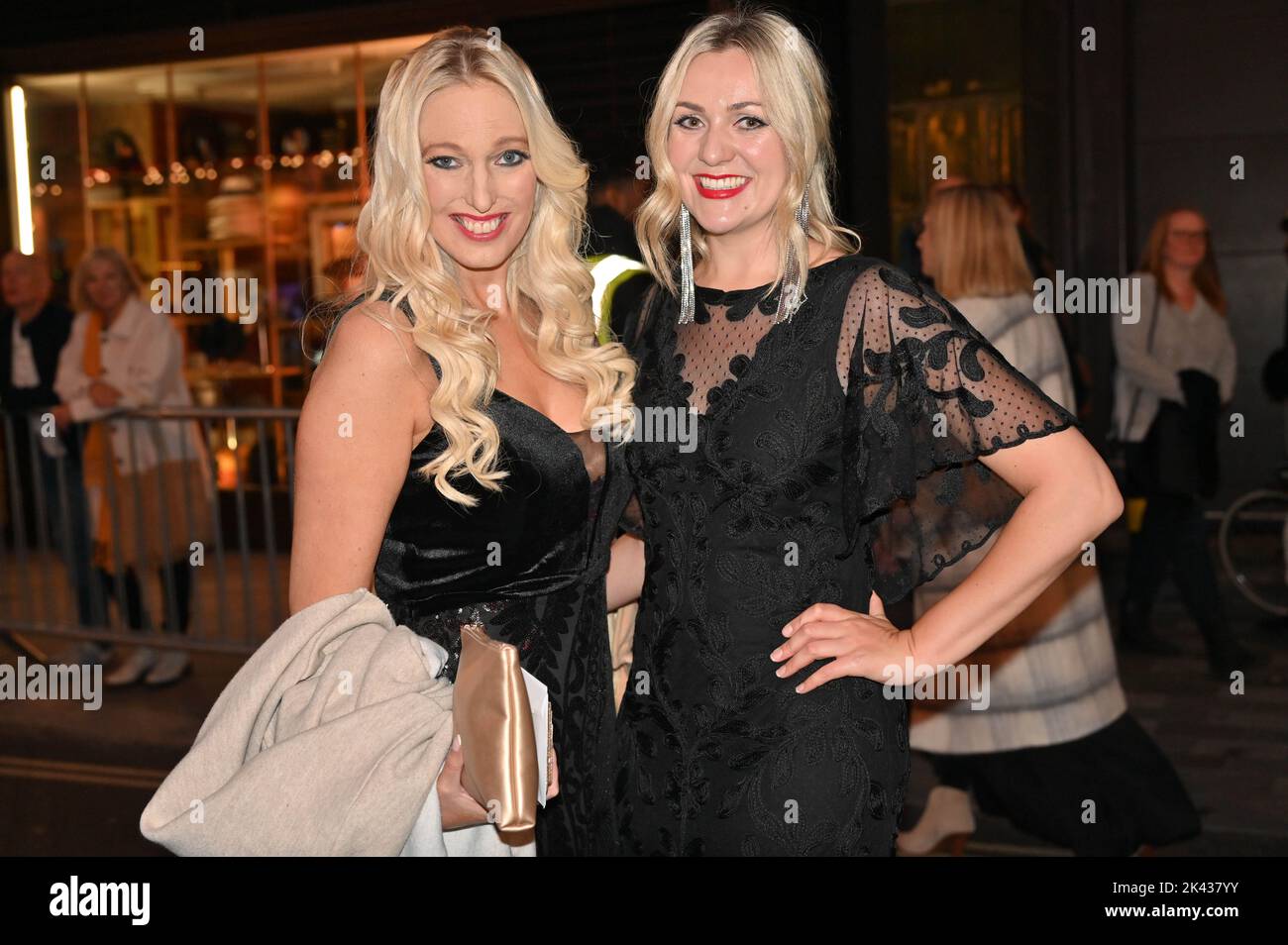 Londra, Regno Unito, 29/09/2022, Hayley Palmer e Larissa Eddie Arriver al Moulin Rouge! Il gala musicale in aiuto del Teenage Cancer Trust al Piccadilly Theatre, Londra, Regno Unito. Giovedì 29 settembre Foto Stock