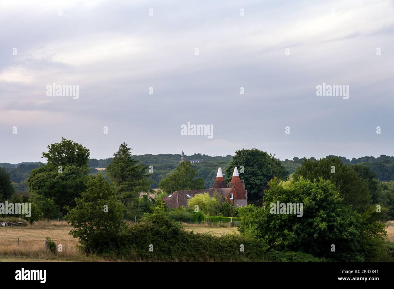 MAYFIELD, INGHILTERRA - 1st AGOSTO 2022: Vista di una casa di arrosto a Wealden in estate, Sussex orientale, Inghilterra Foto Stock