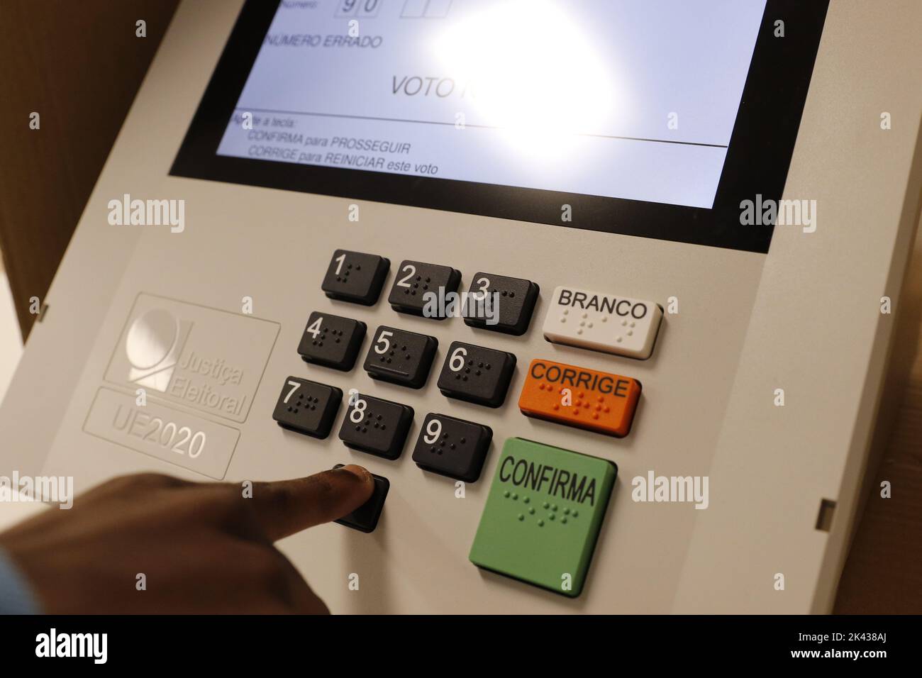 Urna elettronica di cassa. Elezioni brasiliane. Cabina di voto per dispositivi di voto digitali. Sistema di giustizia elettorale, modello UE2020, elezioni presidenziali 2022 Foto Stock