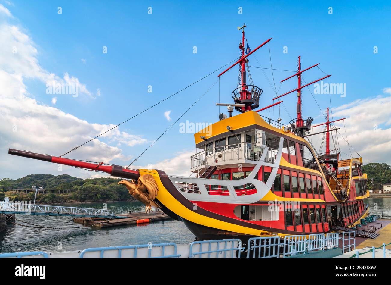 kyushu, giappone - dicembre 09 2021: La prima barca da crociera a propulsione elettrica giapponese chiamata Pirate Boat Mirai ormeggiato al pontile del molo o Foto Stock