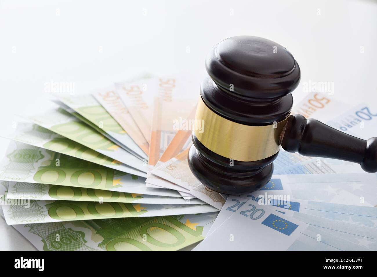 Concetto di giudizio finanziario con la gavel del giudice su un mucchio di banconote. Vista rialzata Foto Stock