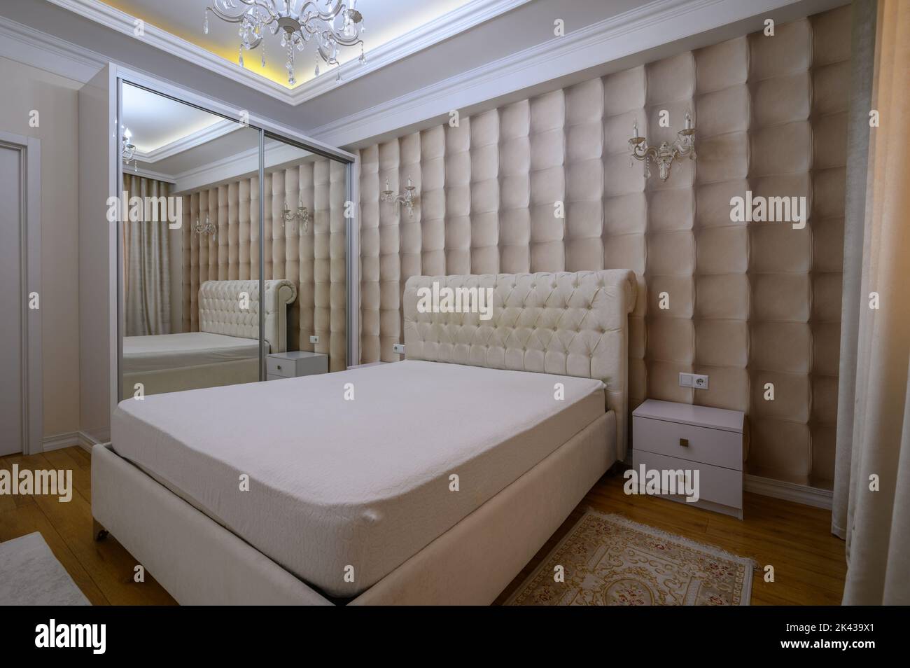 Camera da letto principale di lusso, ben disegnata, in beige moderno Foto Stock