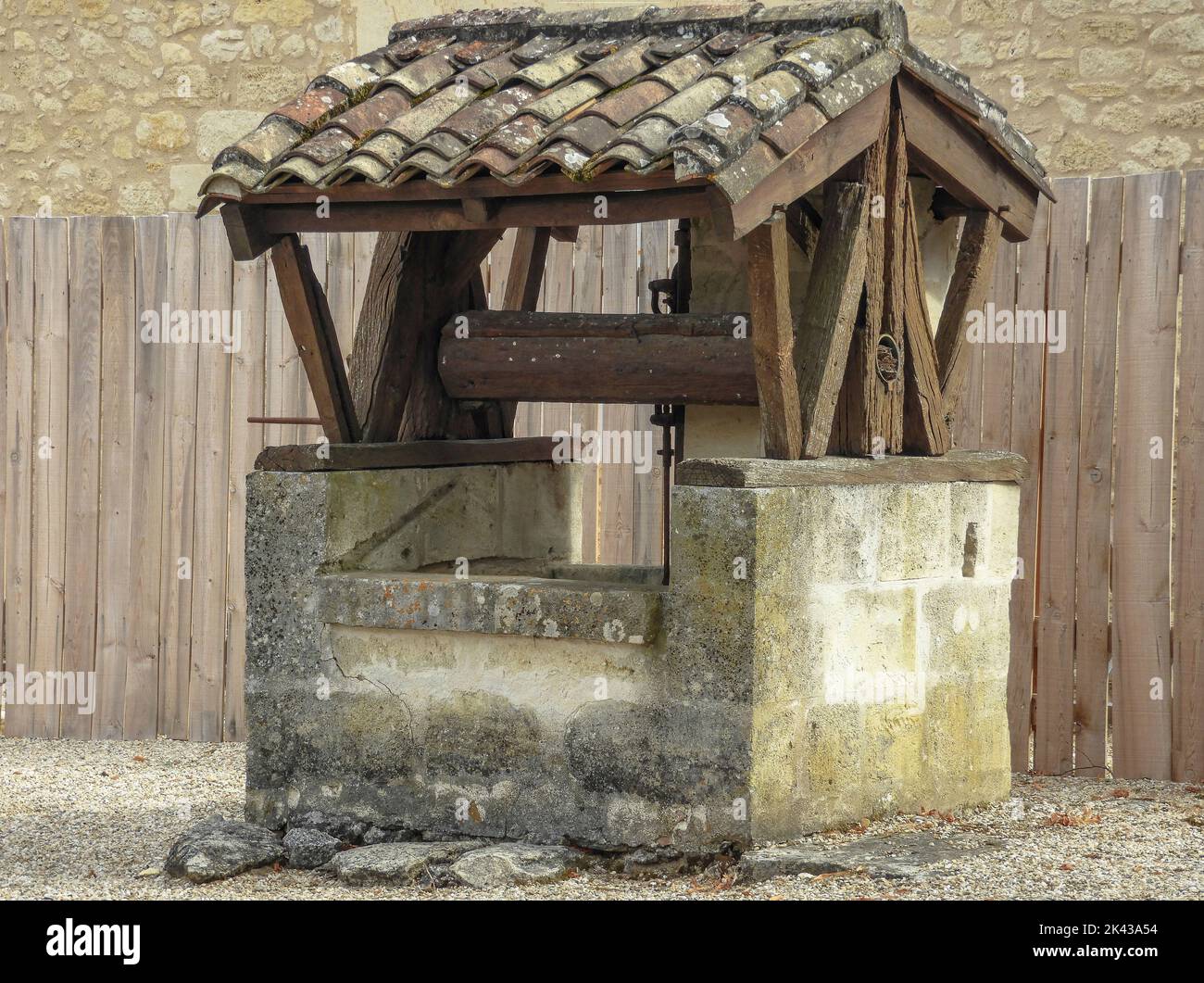 Vecchio pozzo con tetto in tegole nei vigneti di St Emilion Foto Stock
