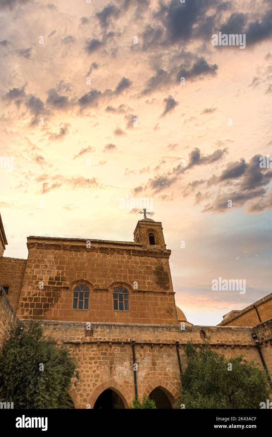 Monastero di Mor Hananyo a Mardin Turchia con cielo tramonto. La famosa attrazione turistica è anche conosciuta come monastero di Deyrulzafaran Foto Stock