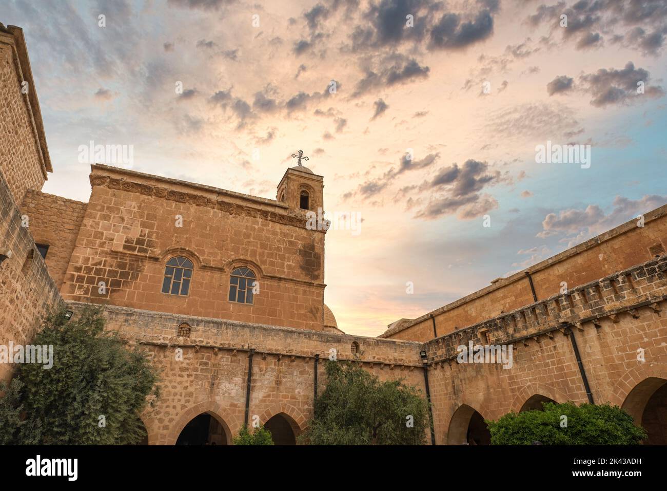 Monastero di Mor Hananyo a Mardin Turchia con cielo tramonto. La famosa attrazione turistica è anche conosciuta come monastero di Deyrulzafaran Foto Stock