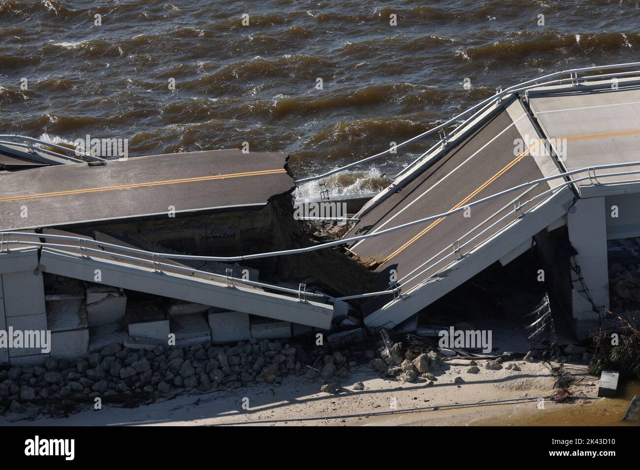 Una vista aerea di un parzialmente collassato Sanibel Causeway dopo l'uragano Ian causato distruzione diffusa, a Sanibel Island, Florida, Stati Uniti, settembre 29, 2022. REUTERS/Shannon Stapleton Foto Stock