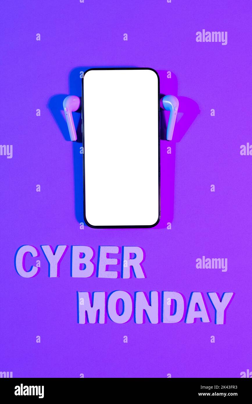 Immagine del testo del cyber lunedì, smartphone con schermo vuoto e auricolari su sfondo viola Foto Stock