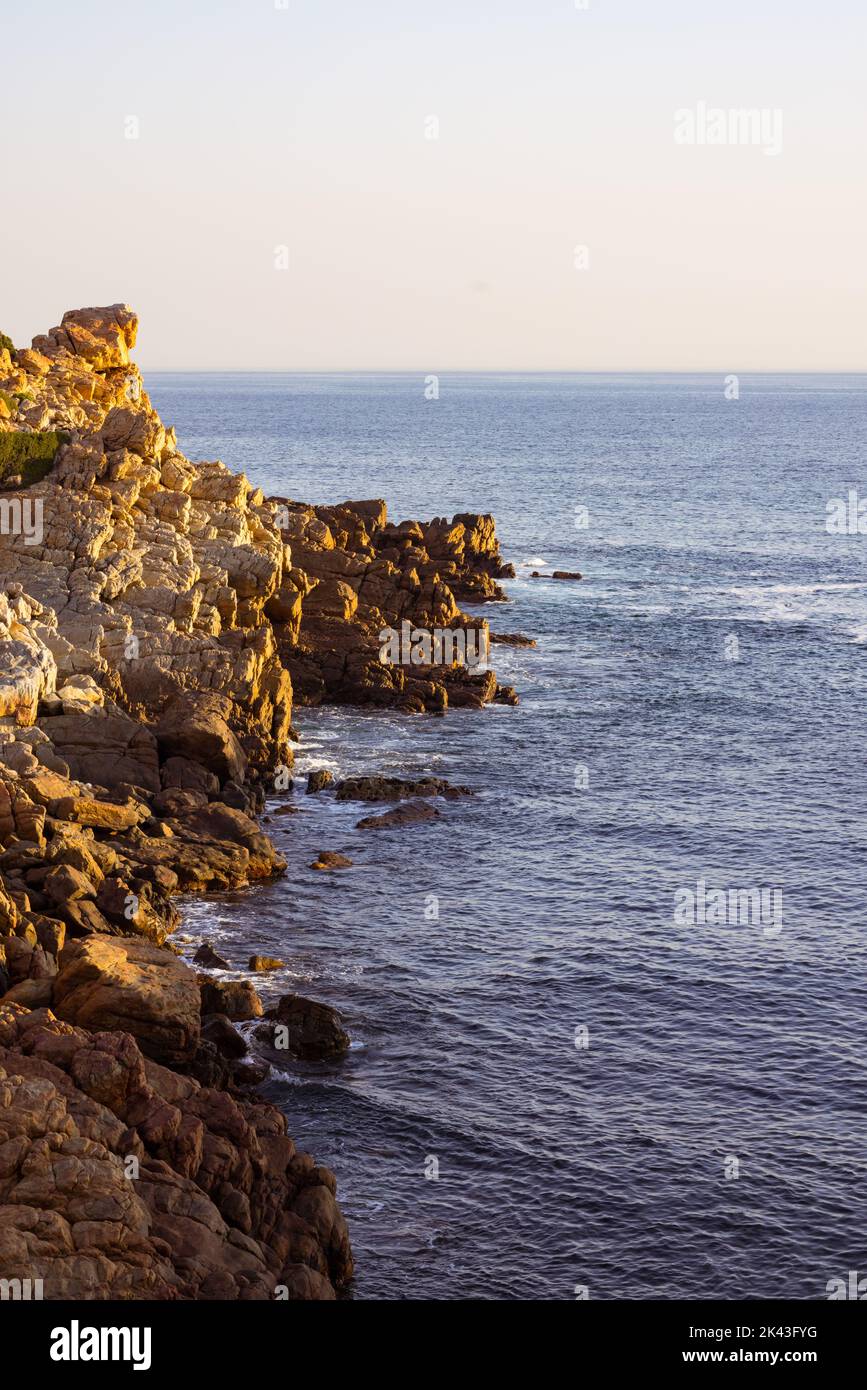 Paesaggio di onde marine e mare con rocce, cielo azzurro e orizzonte Foto Stock