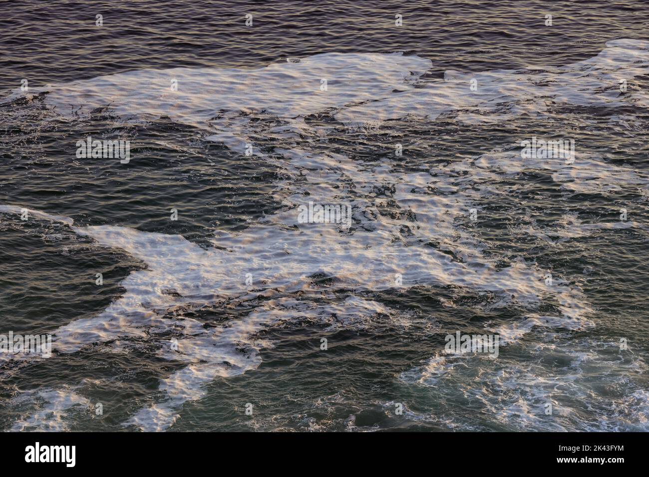 Vista ad alto angolo del mare blu scuro con onde marine Foto Stock