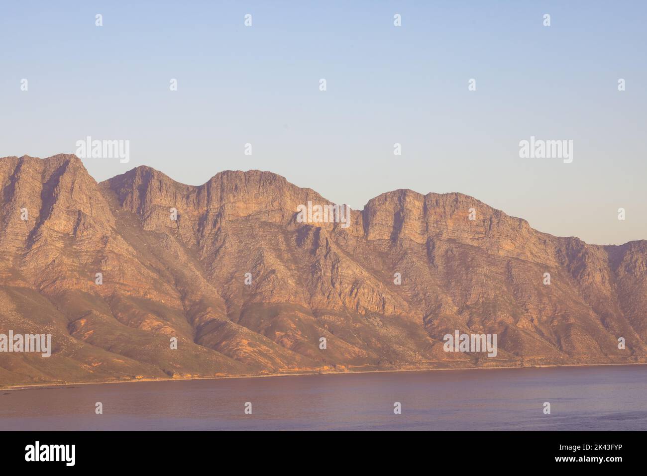 Paesaggio di mare e di mare con rocce e cielo blu senza nuvole Foto Stock