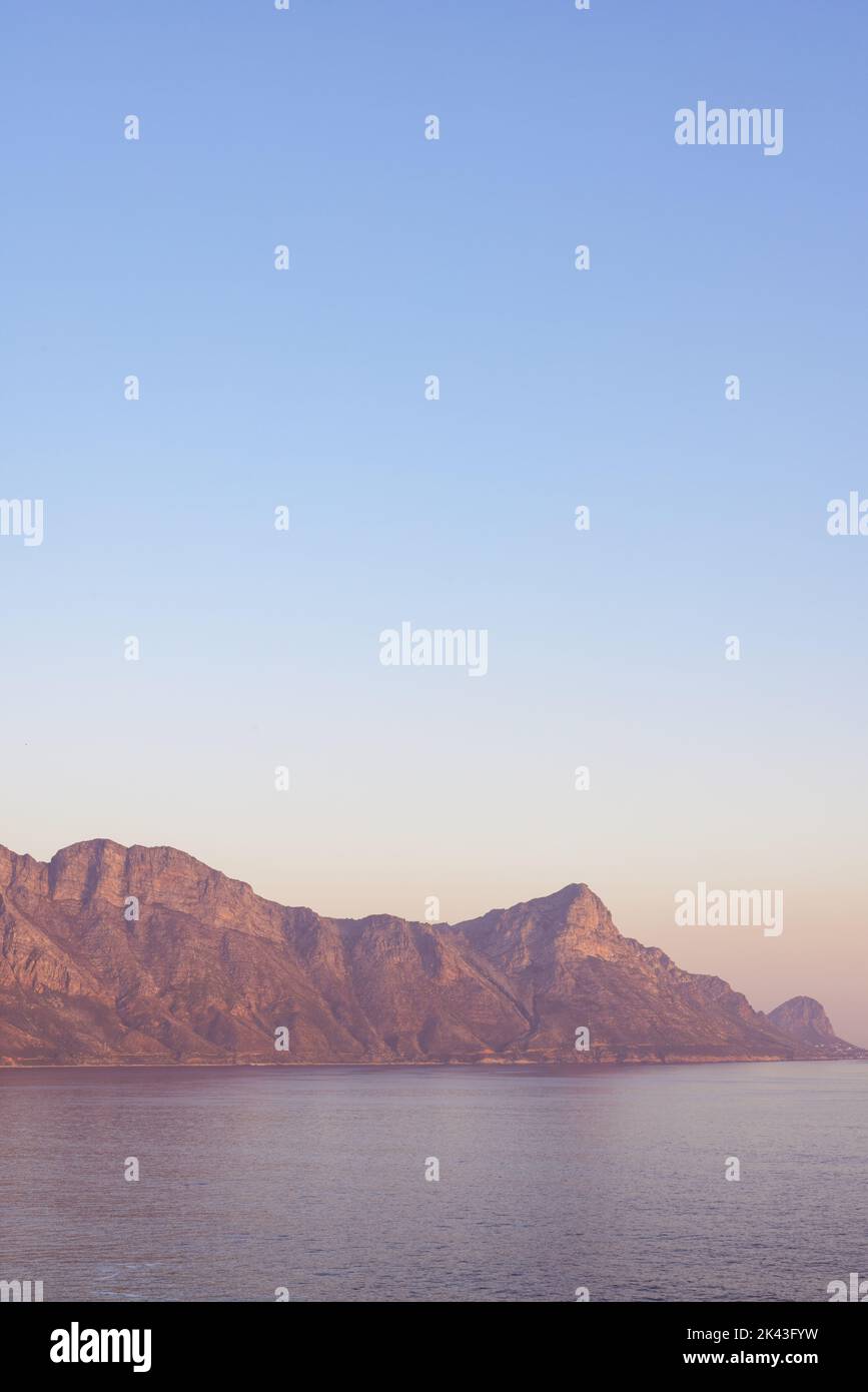 Composizione del paesaggio di montagne e mare Foto Stock