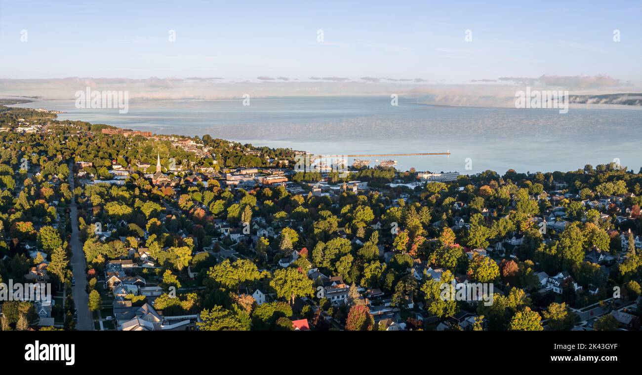 Vista aerea di Petoskey nella luce mattutina con il lago Michigan sullo sfondo Foto Stock