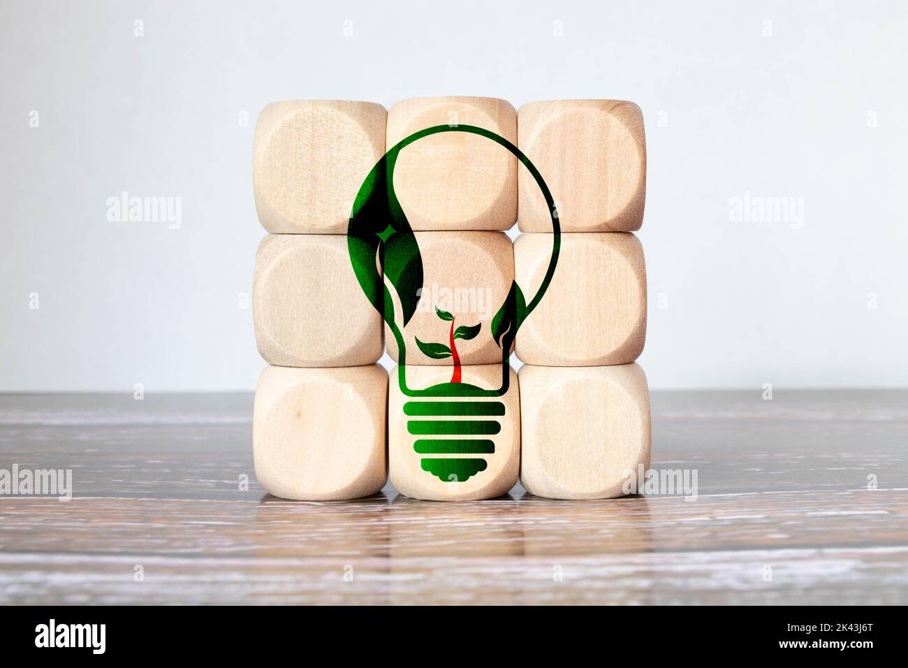 Risparmia energia icona symblos su cubi di legno. Concetto ecologico. Azioni zero nette. Giornata mondiale dell'ambiente. Limitare il calore globale e. Foto Stock