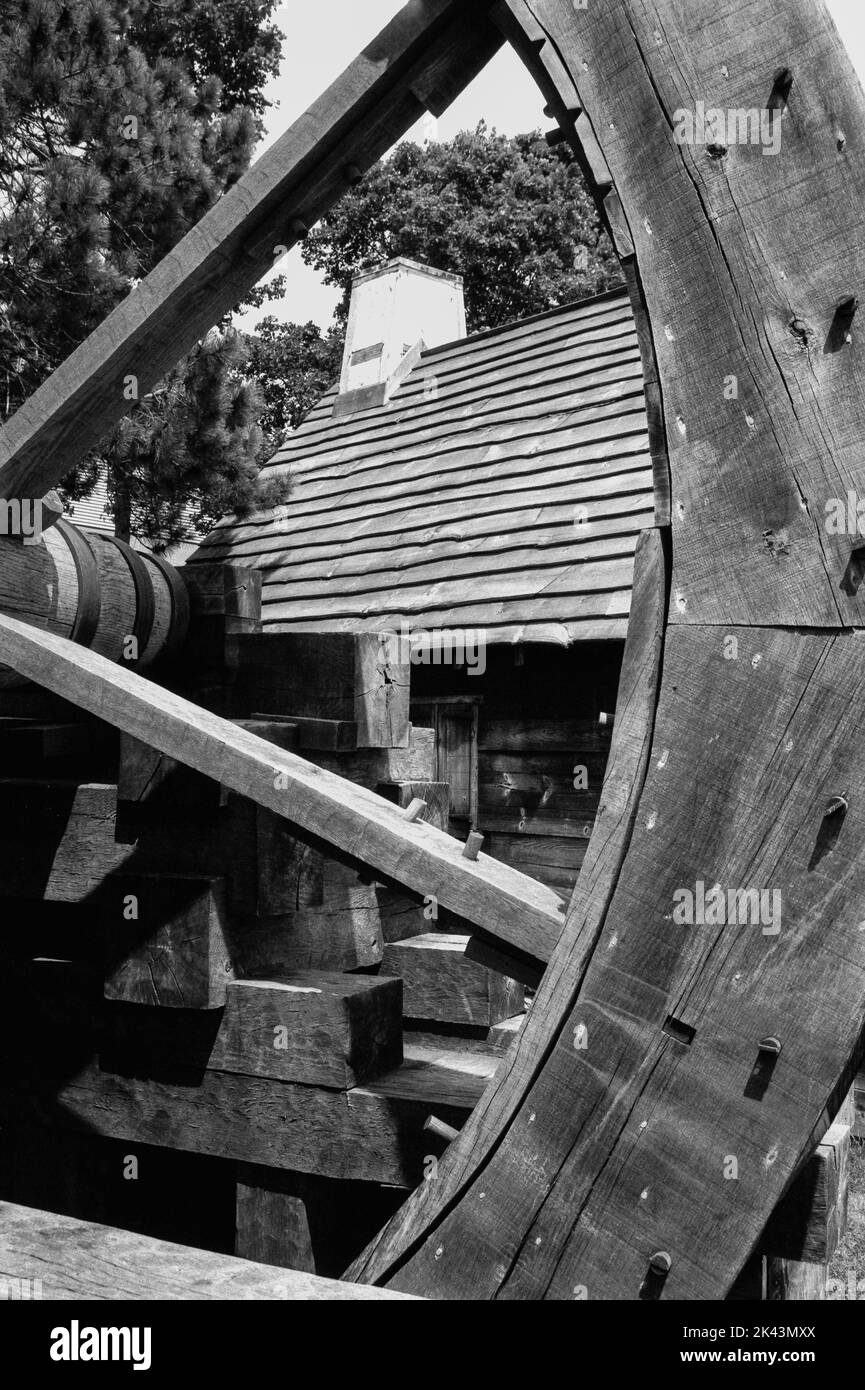 Una ruota d'acqua in legno in esposizione presso la Saugus Iron Works - Saugus, Massachusetts. L'immagine è stata catturata in una pellicola analogica in bianco e nero. Foto Stock