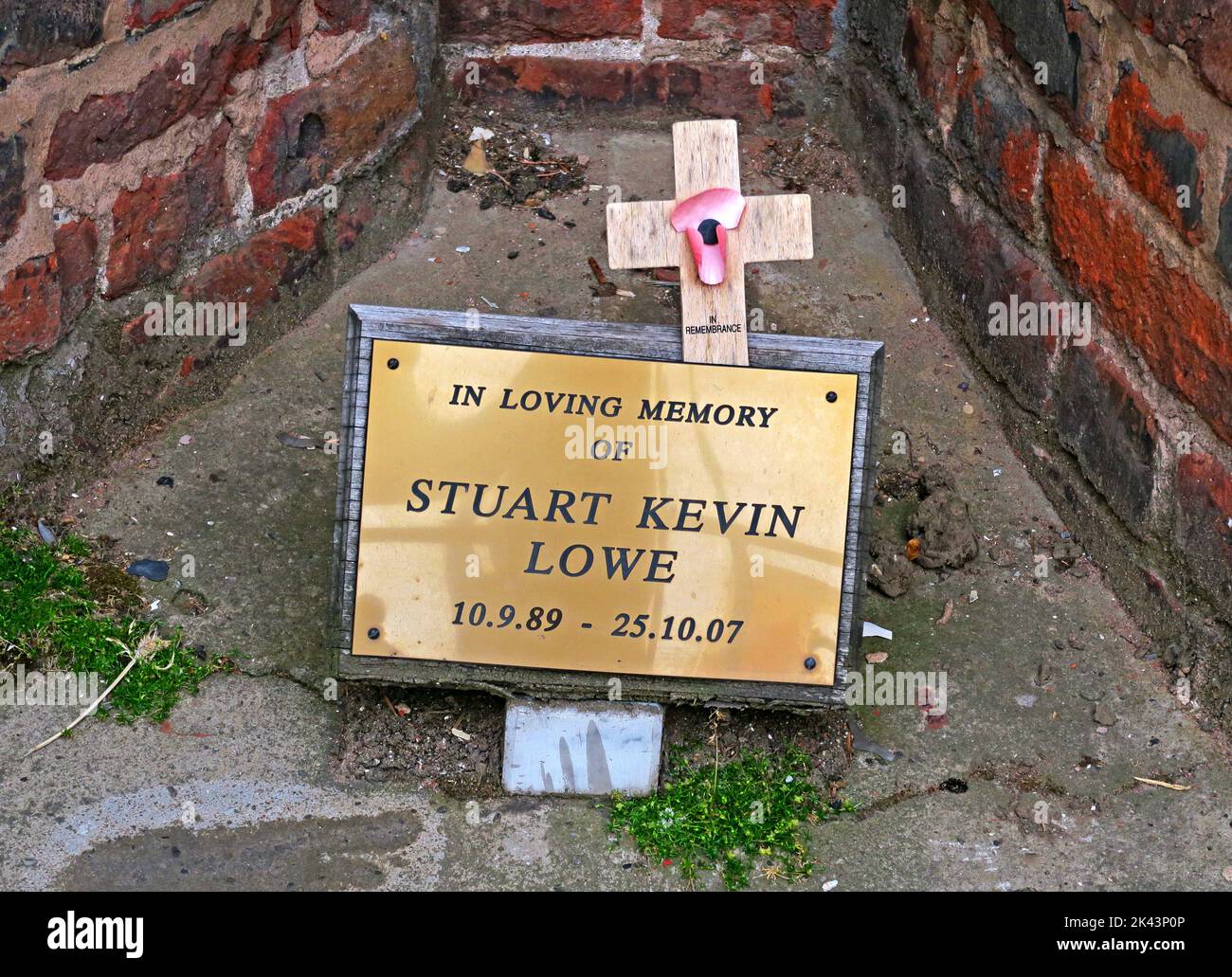 In memoria amorosa di Stuart Kevin Lowe, 10.9.89 - 25.10.07, memoriale su Sankey Street, Warrington, Cheshire, Inghilterra, Regno Unito, WA1 1SU Foto Stock