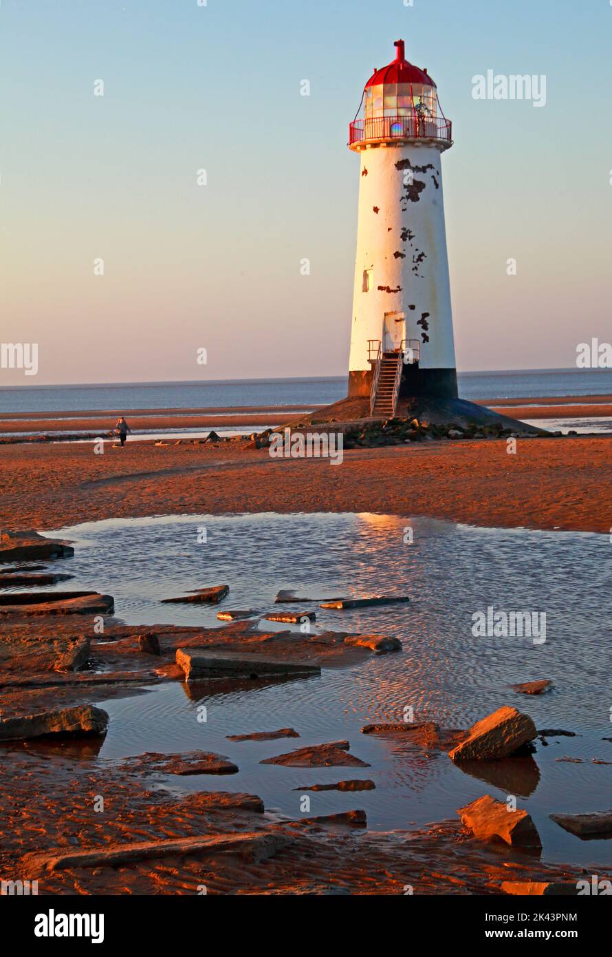 Punto di Ayr Lighthouse, noto anche come Talacre Lighthouse, costa settentrionale del Galles, Regno Unito, CH8 9RD, al tramonto di sera Foto Stock