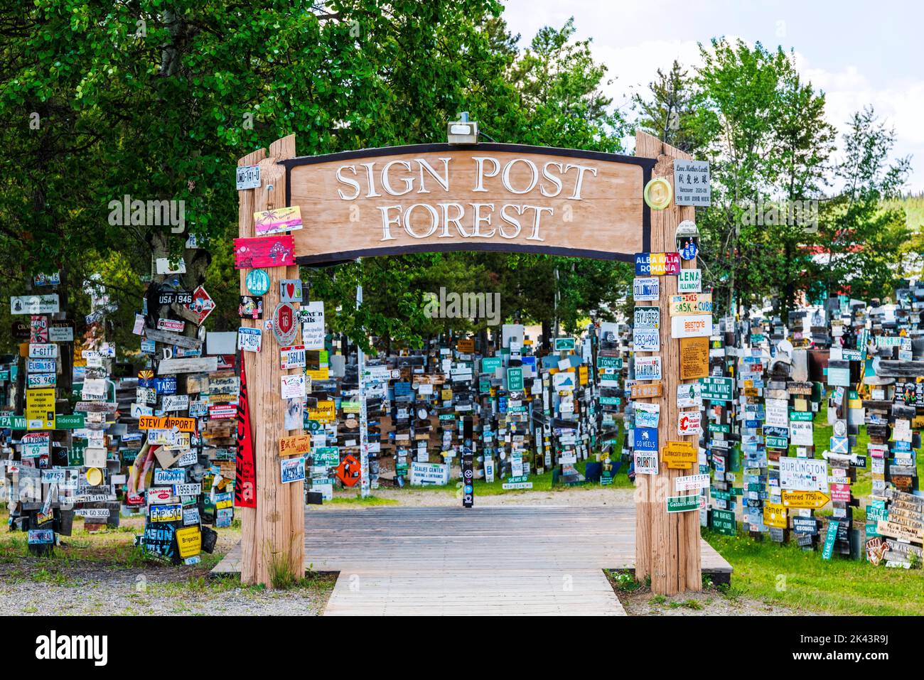 I viaggiatori possono inviare oltre 100.000 cartelli presso la Watson Lake Sign Post Forest, Watson Lake, Yukon Territories, Canada Foto Stock