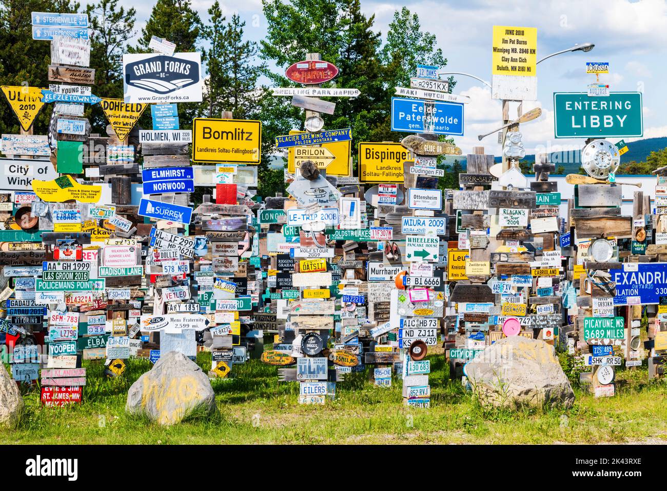 I viaggiatori possono inviare oltre 100.000 cartelli presso la Watson Lake Sign Post Forest, Watson Lake, Yukon Territories, Canada Foto Stock