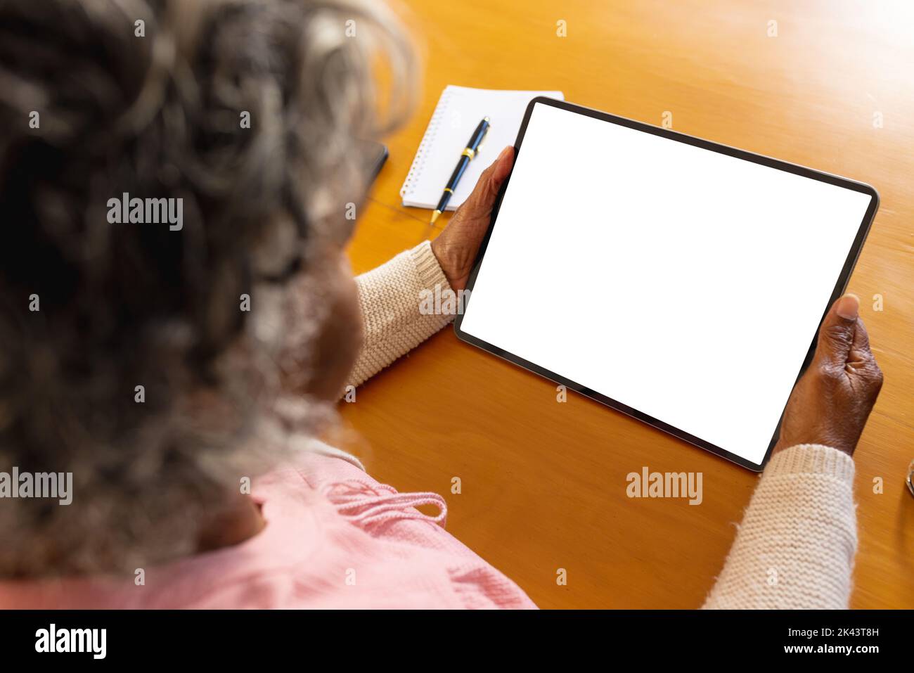 Donna afroamericana anziana che utilizza un tablet con spazio copia Foto Stock